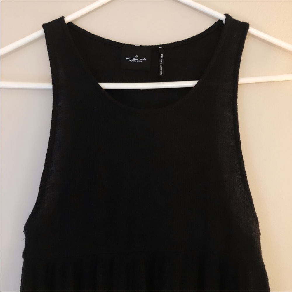 Black Ribbed Tank-top - Picture 2 of 3